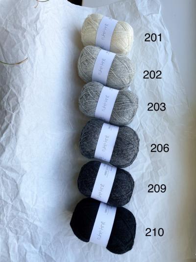 Ruke Knit Wollgarn – Schwarz 210, 100g weiches Garn