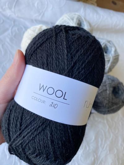 Ruke Knit Wollgarn – Schwarz 210, 100g weiches Garn