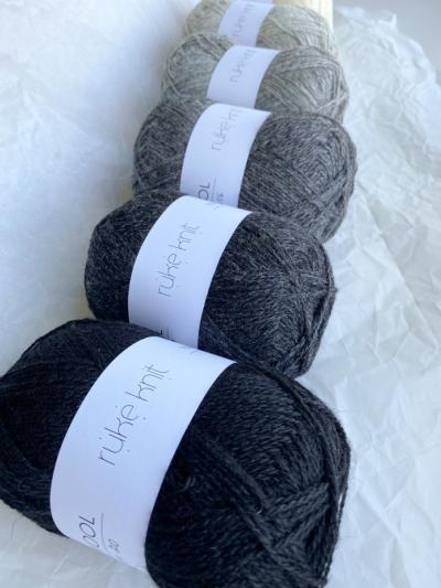 Ruke Knit Wollgarn – Schwarz 210, 100g weiches Garn