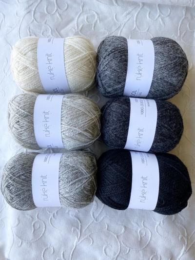 Ruke Knit Wollgarn – Schwarz 210, 100g weiches Garn